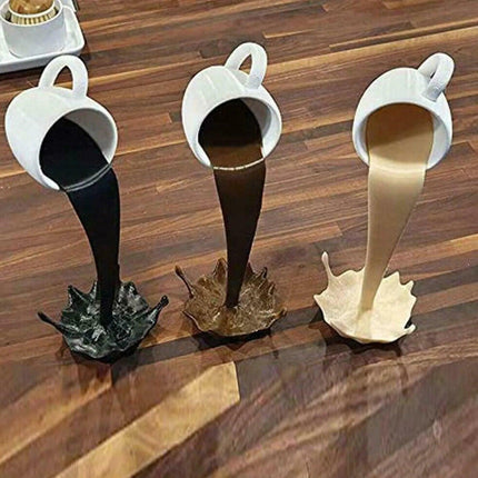 Escultura de taza de café flotante con derramamiento y salpicaduras, decoración creativa