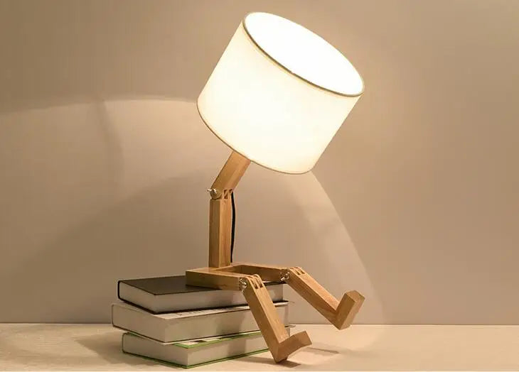 Lámpara de mesa de madera con forma de Robot