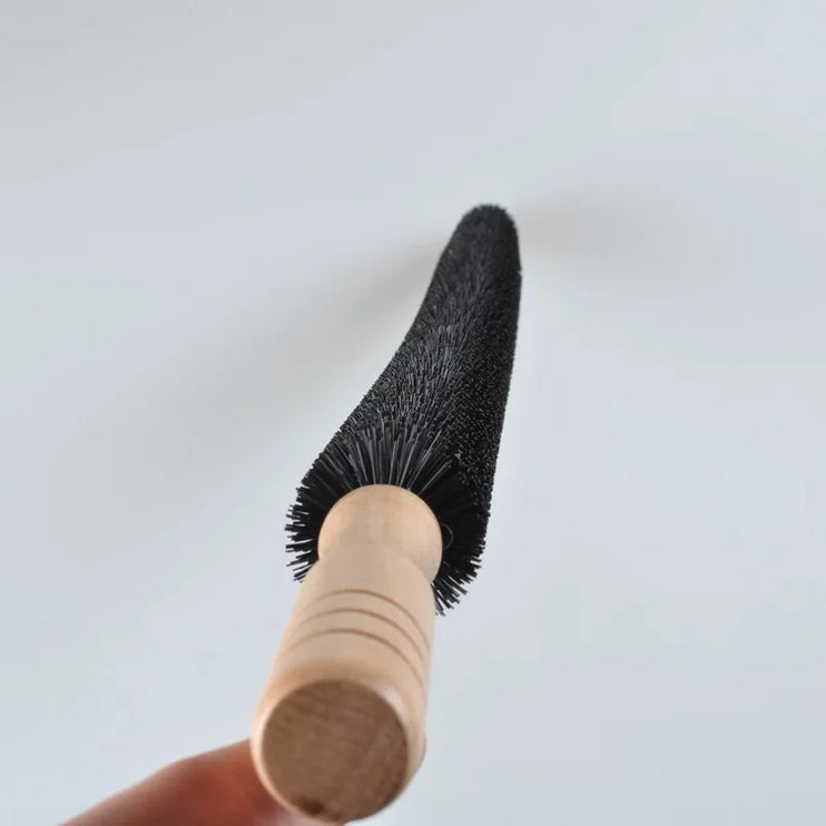 Flexible and long cleaning brush