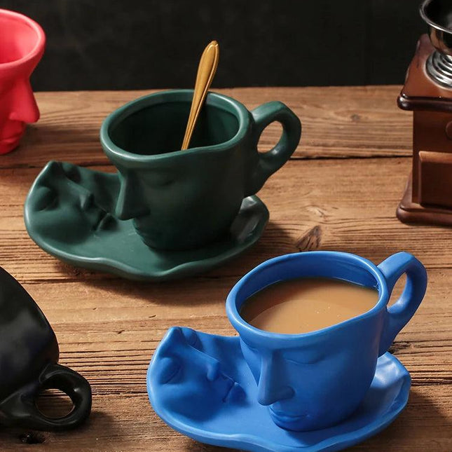 Tasse à café en céramique avec soucoupe et cuillère à visages abstraits