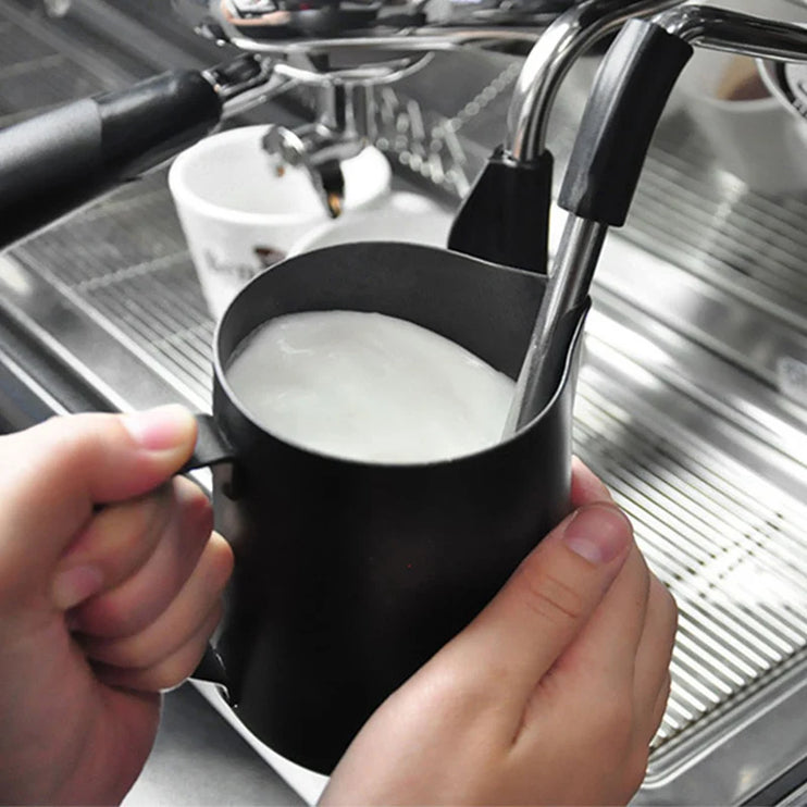 Jarras de barista para hacer espuma de leche