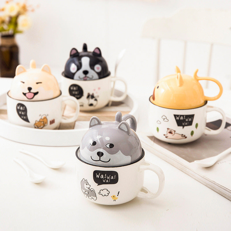 Tazas de café con tapas y cuchara de animales