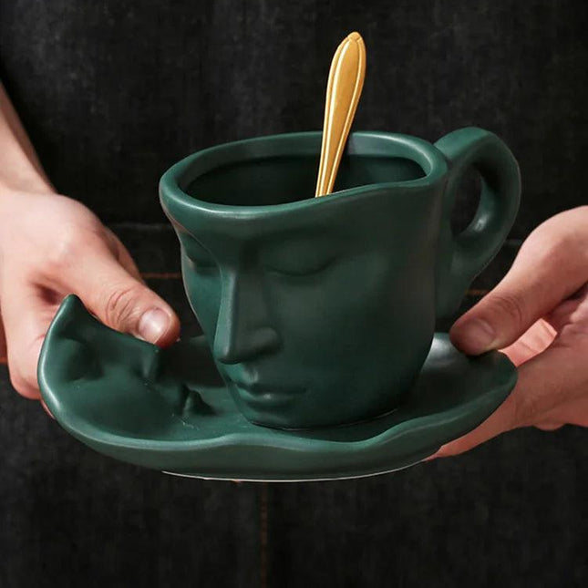 Tasse à café en céramique avec soucoupe et cuillère à visages abstraits