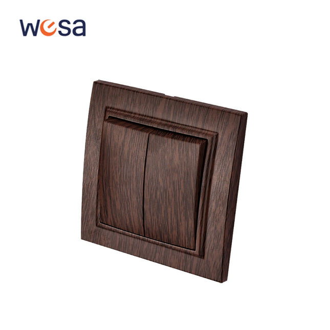 Enchufe empotrable con toma de tierra y acabado efecto madera en marrón. Plástico ignífugo, estándar UEEnchufesHardware > Power & Electrical Supplies > Power Outlets & Sockets > Wall Outlets