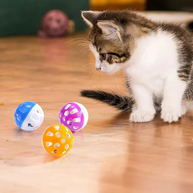 Balle en plastique avec clochettes pour chats