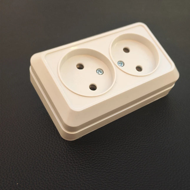 Enchufe de superficie blanco con toma de tierra | Estándar UE 64×64 mm | Plástico Ignífugo + LatónEnchufesHardware > Power & Electrical Supplies > Power Outlets & Sockets > Wall Outlets