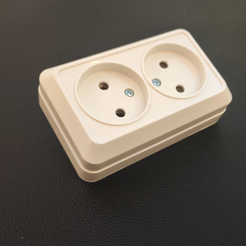 Enchufe de superficie blanco con toma de tierra | Estándar UE 64×64 mm | Plástico Ignífugo + LatónEnchufesHardware > Power & Electrical Supplies > Power Outlets & Sockets > Wall Outlets