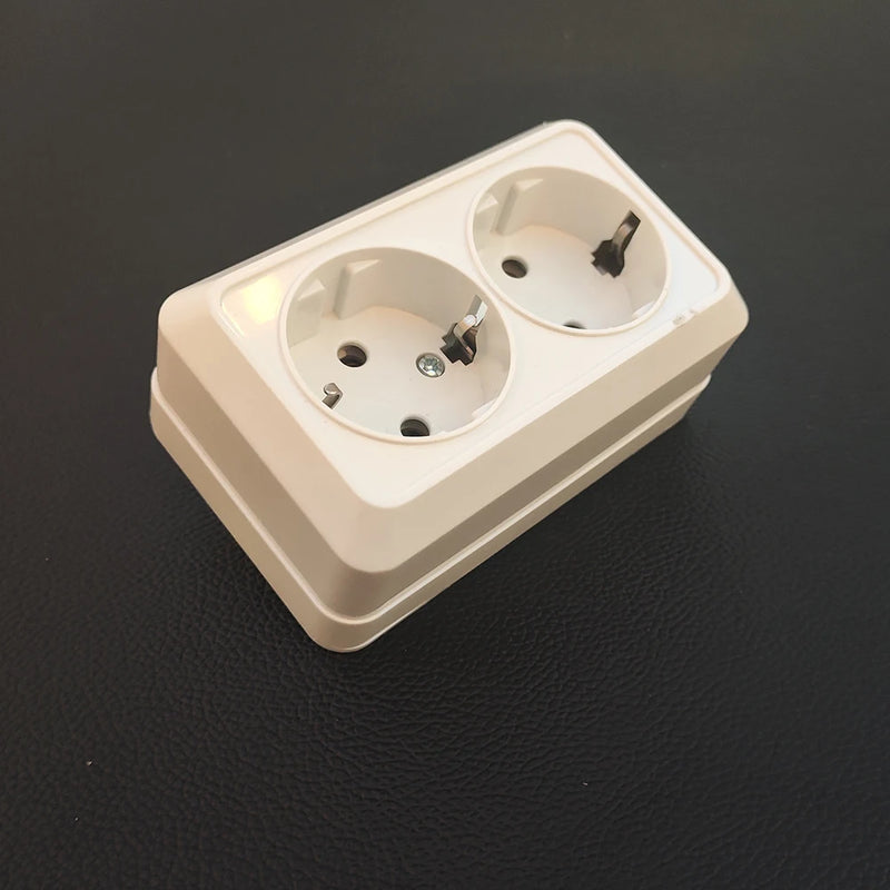 Enchufe de superficie blanco con toma de tierra | Estándar UE 64×64 mm | Plástico Ignífugo + LatónEnchufesHardware > Power & Electrical Supplies > Power Outlets & Sockets > Wall Outlets