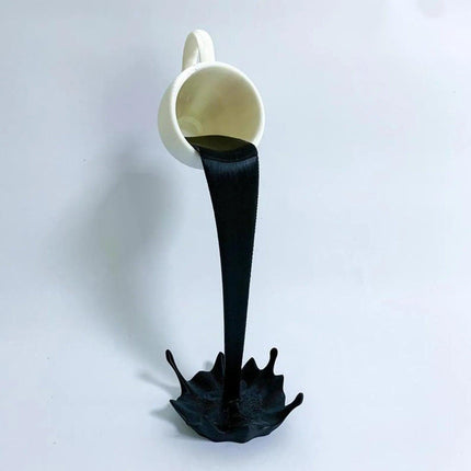 Sculpture de tasse à café flottante avec déversement et éclaboussure, décoration créative