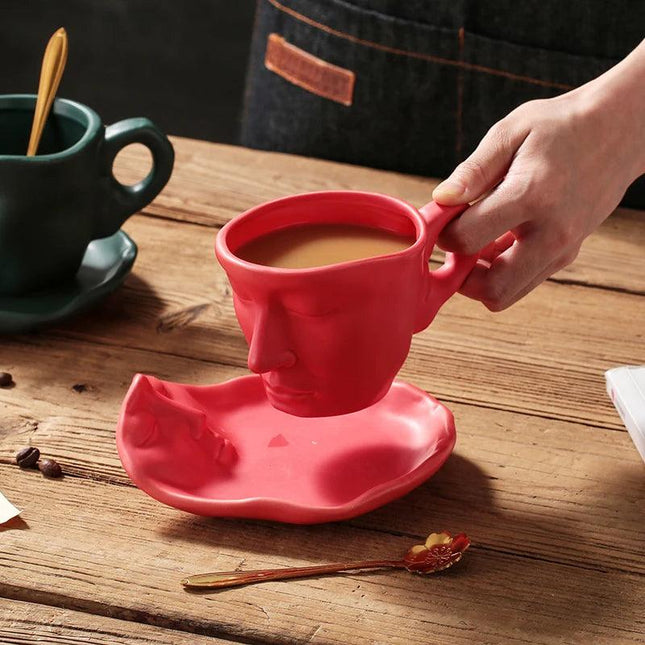 Tasse à café en céramique avec soucoupe et cuillère à visages abstraits