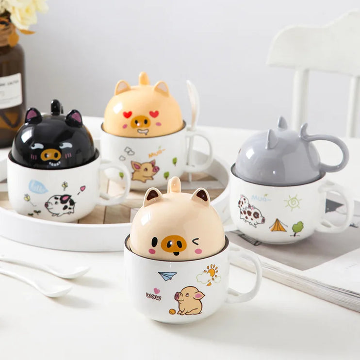 Tazas de café con tapas y cuchara de animales