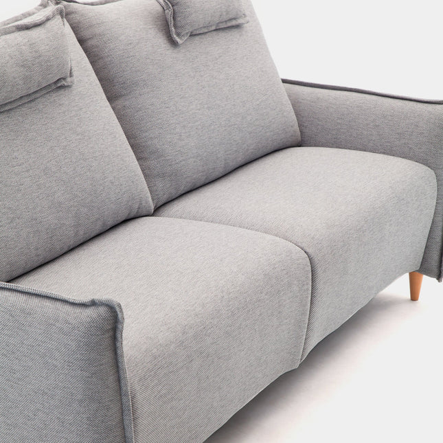 Sofá gris con respaldo alto y brazo estrecho | salón