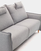 Sofá gris con respaldo alto y brazo estrecho | salón