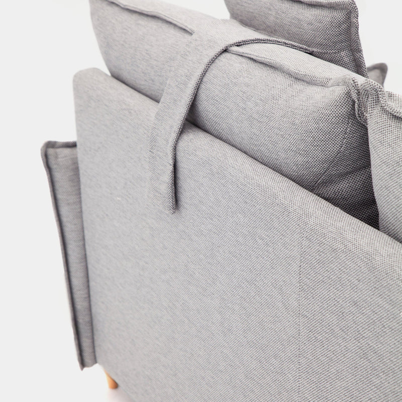 Sofá gris con respaldo alto y brazo estrecho | salón