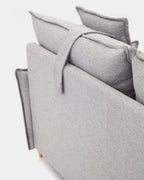 Sofá gris con respaldo alto y brazo estrecho | salón