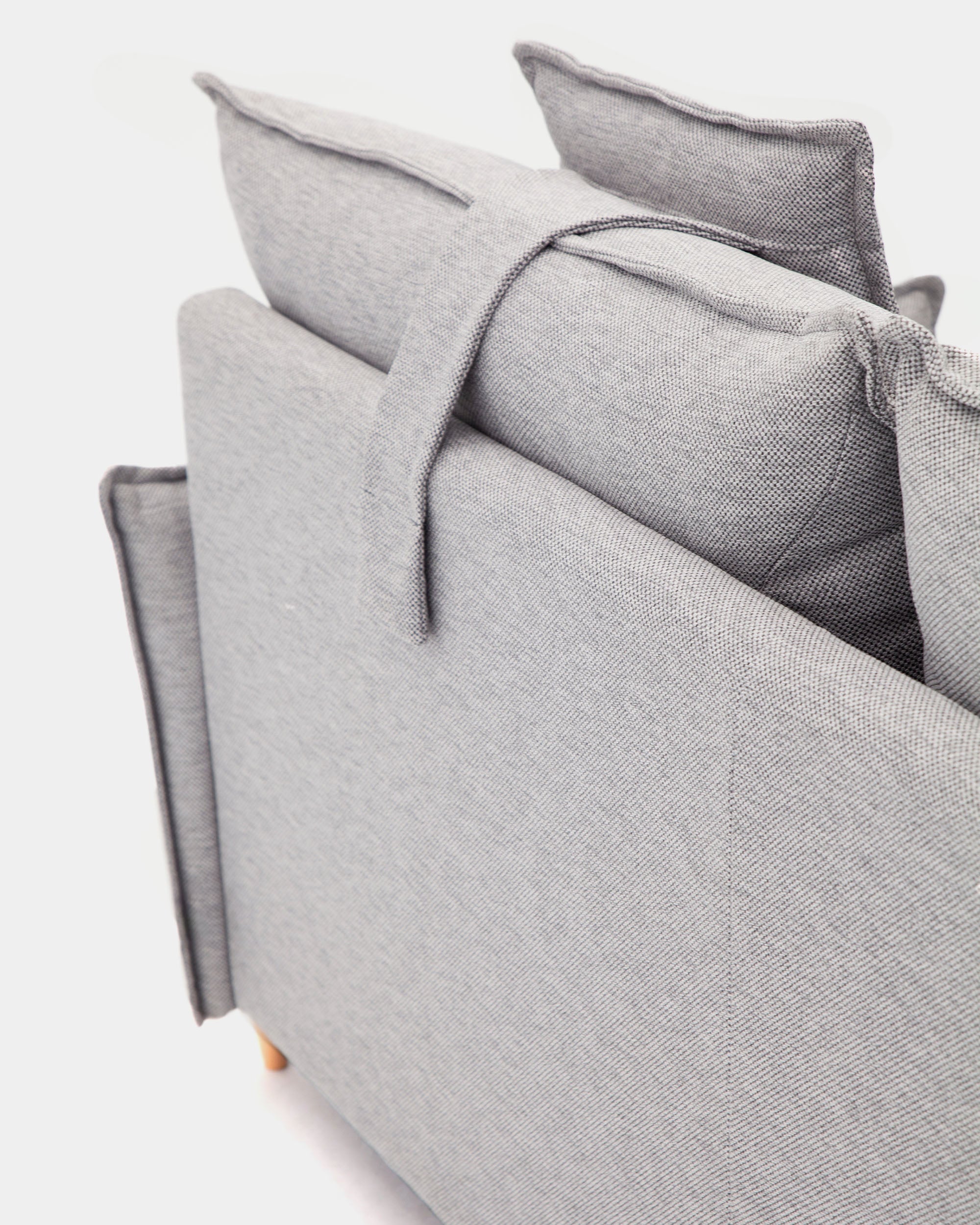 Sofá gris con respaldo alto y brazo estrecho | salón