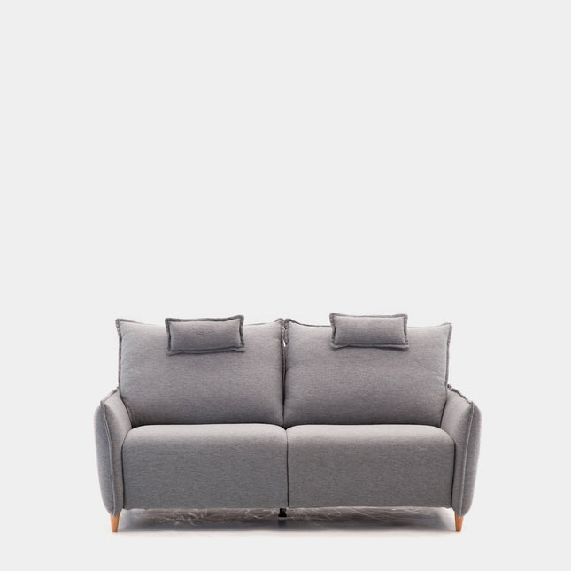 Sofá gris con respaldo alto y brazo estrecho | salón