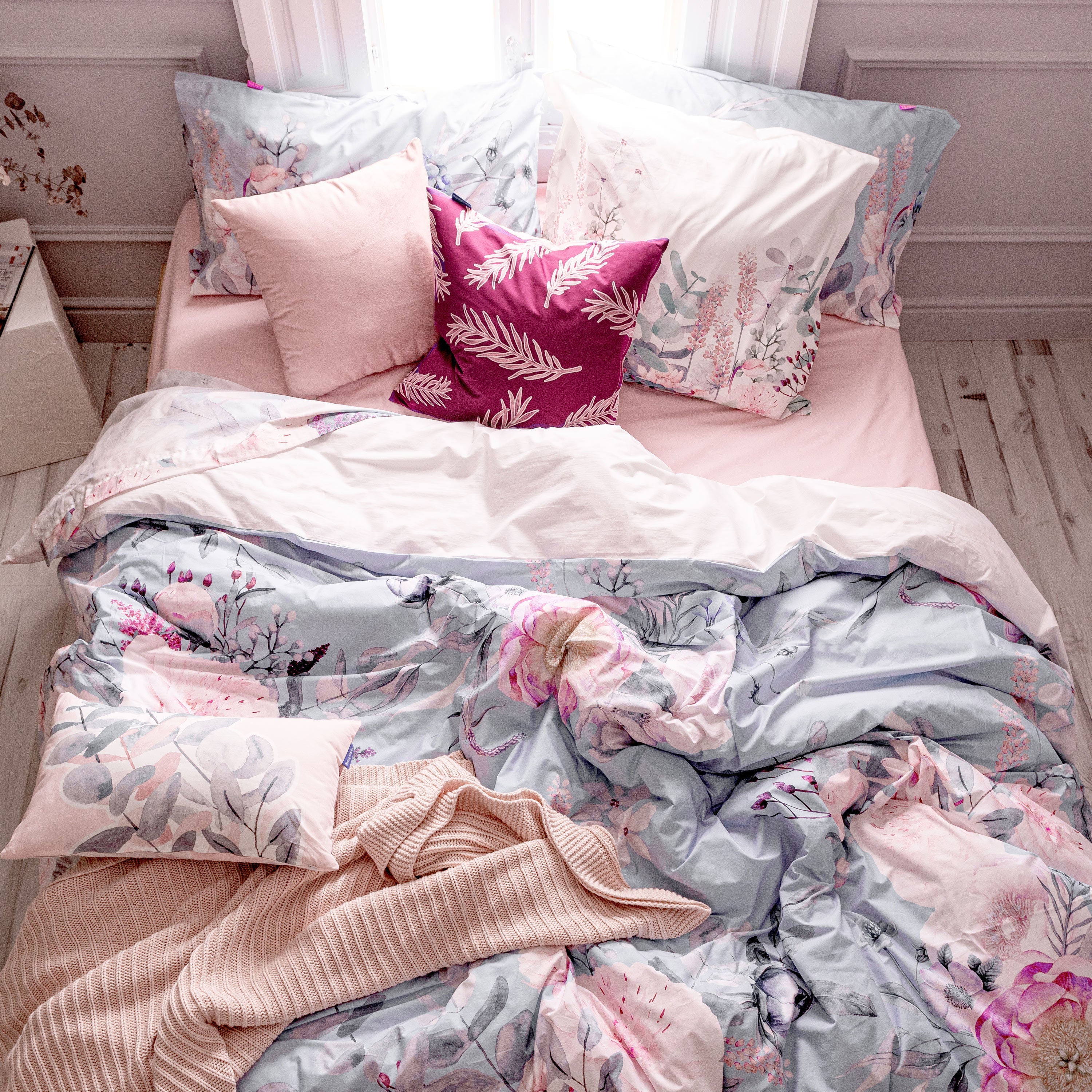Capa de edredão com estampado floral suave