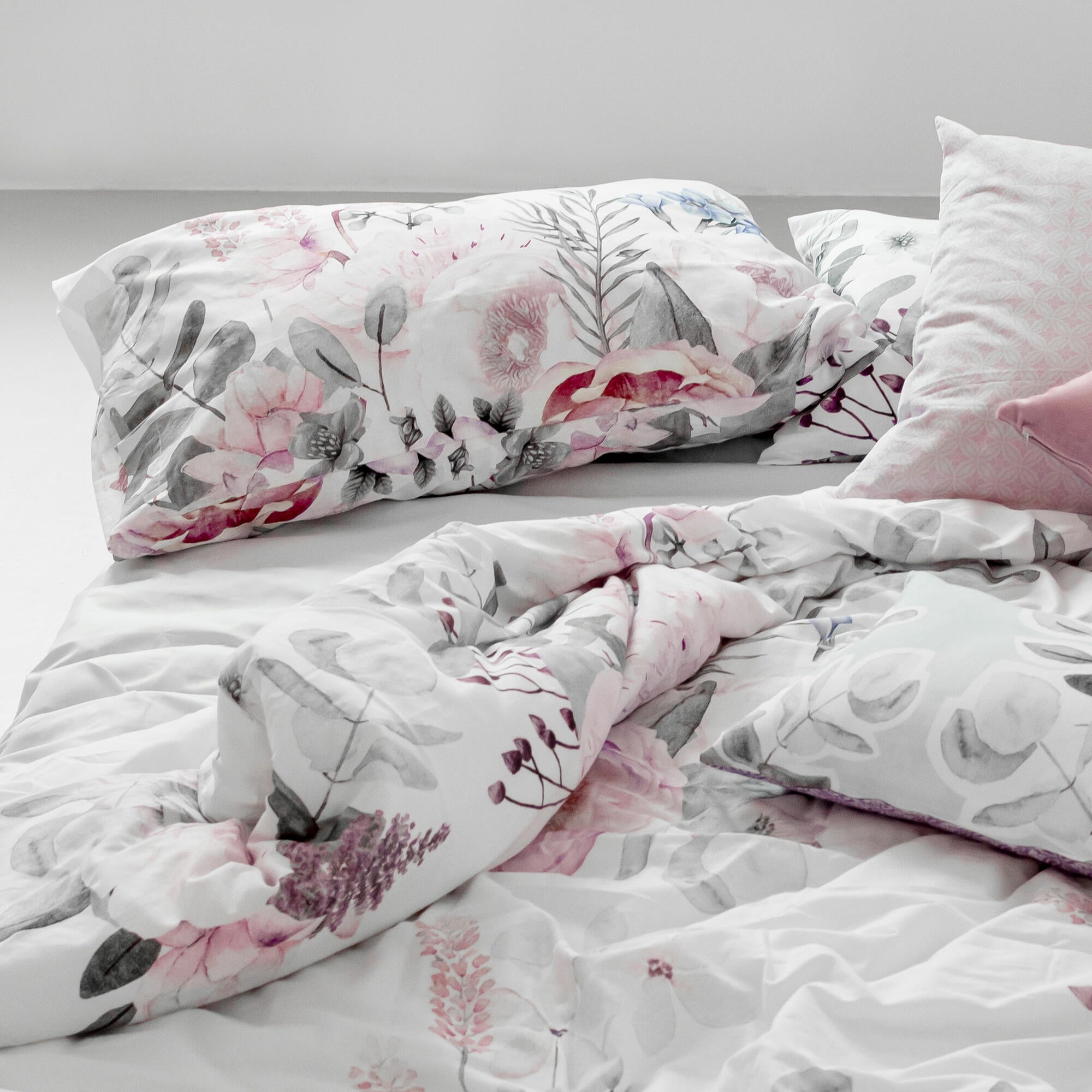 Delicate bouquet Pillowcase
