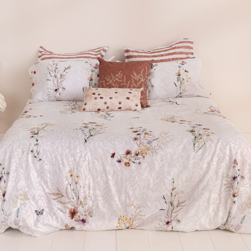 Capa de edredão com estampado de flores silvestres