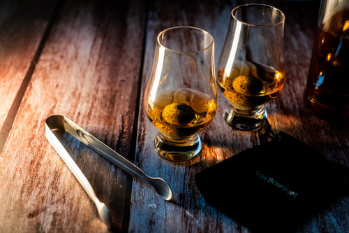 Conjunto de 2 copos de whisky clássicos com pedras de arrefecimento e pinças.