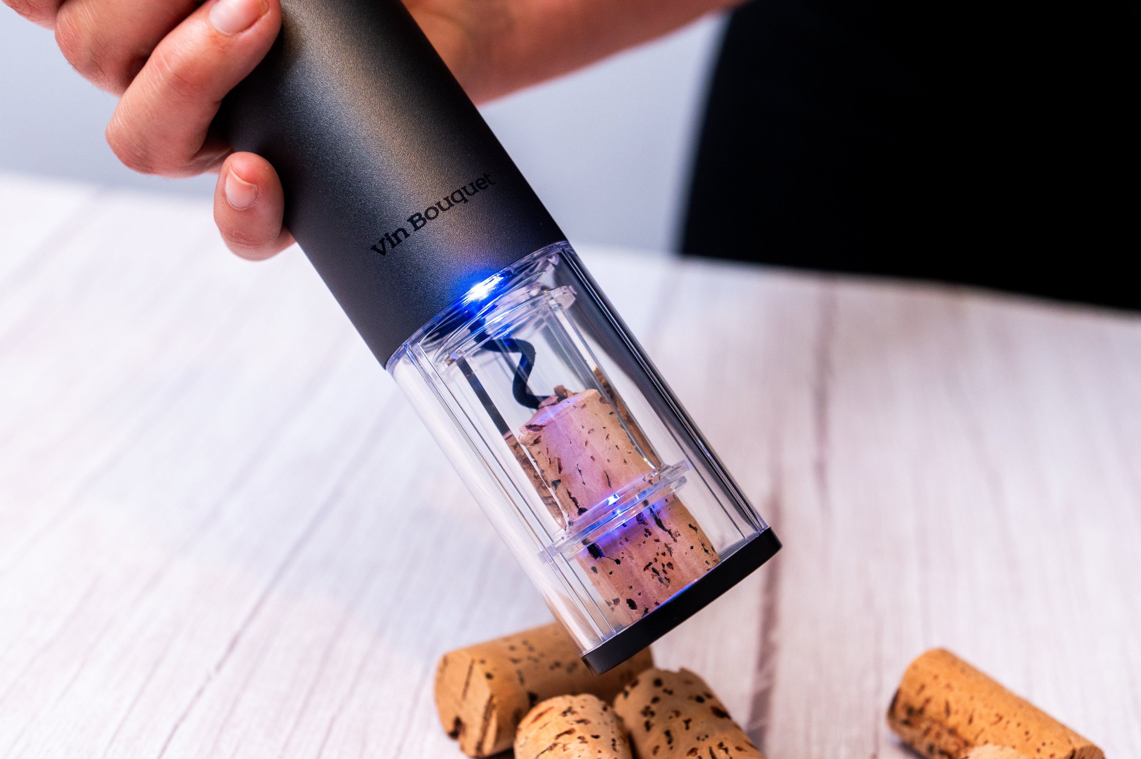 Battery-operated electric corkscrew