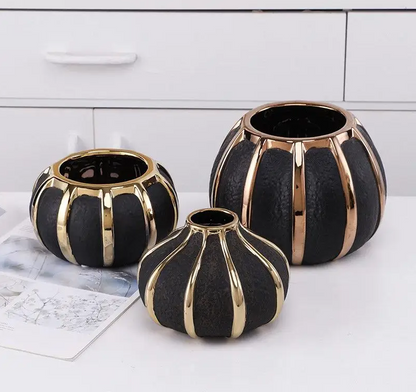 Modernos jarrones de cerámica negros con rayas doradas