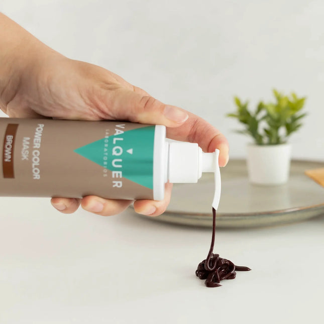 Mascarilla color castaño para cabello entre coloraciones