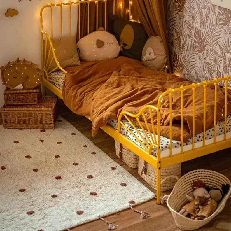 Alfombra infantil con lunares y fondo natural 100x150
