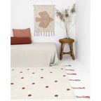 Alfombra infantil con lunares y fondo natural 100x150
