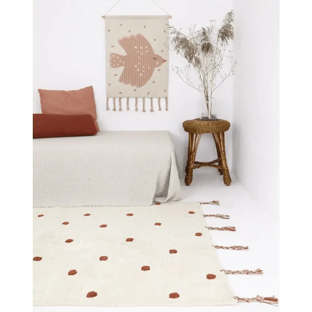 Alfombra infantil con lunares y fondo natural 100x150