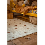 Alfombra infantil con lunares y fondo natural 100x150