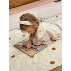 Alfombra infantil con lunares y fondo natural 100x150
