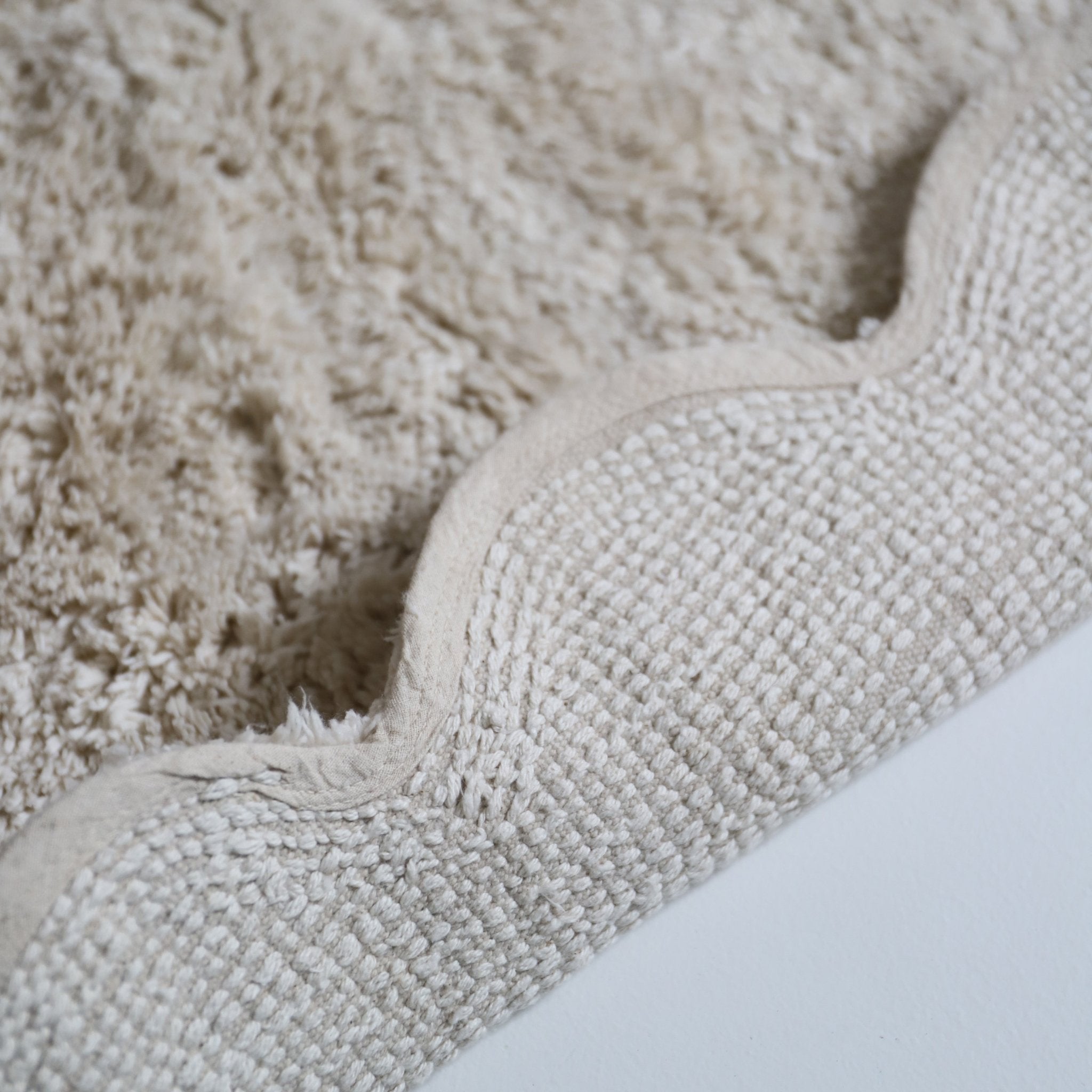 Alfombra infantil ovalada MARISA color crudo con borde en ondas 100x150cmCotonHome & Garden > Decor > Rugs