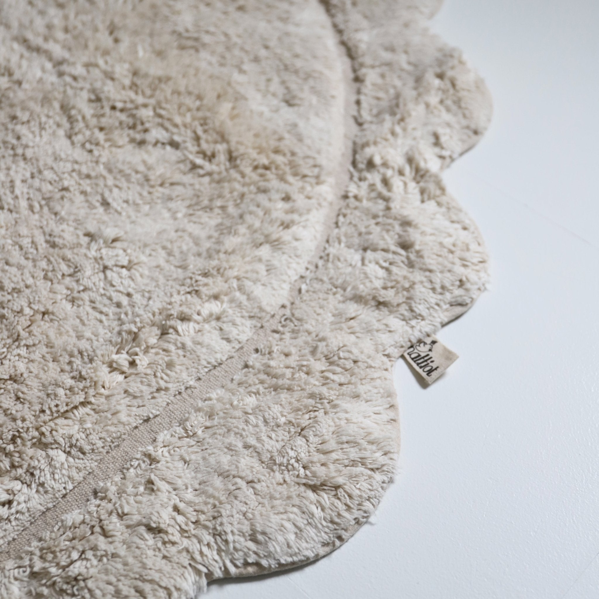 Alfombra infantil ovalada MARISA color crudo con borde en ondas 100x150cmCotonHome & Garden > Decor > Rugs