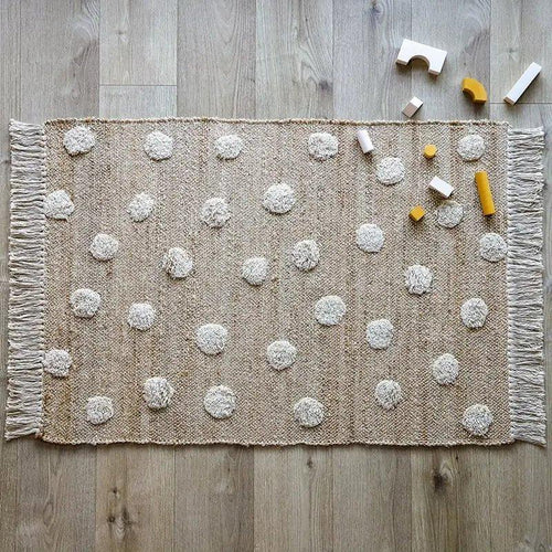 Alfombra de jute y algodón con lunares en relieve y flecos
