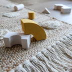 Jute and cotton rug with embossed polka dots and fringes
