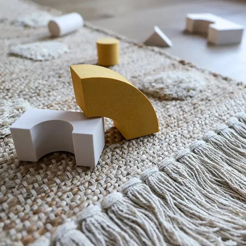 Jute and cotton rug with embossed polka dots and fringes