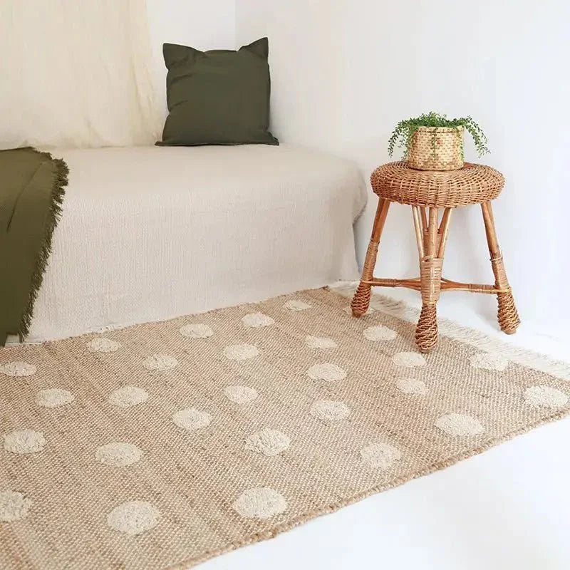 Jute and cotton rug with embossed polka dots and fringes
