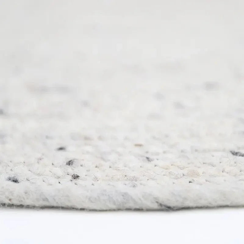 Round rug made of natural wool, handmade in India
