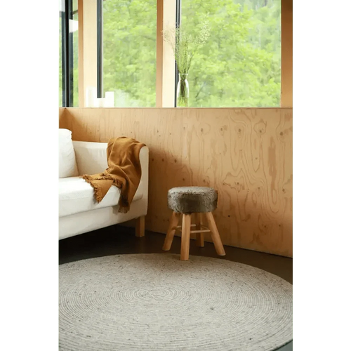 Tapete redondo de lã cinza natural para interior.