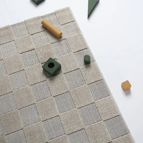 Tapete infantil com estampado xadrez e cor areia.