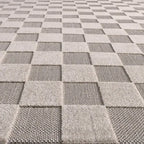 Kids' checkered rug in sand color