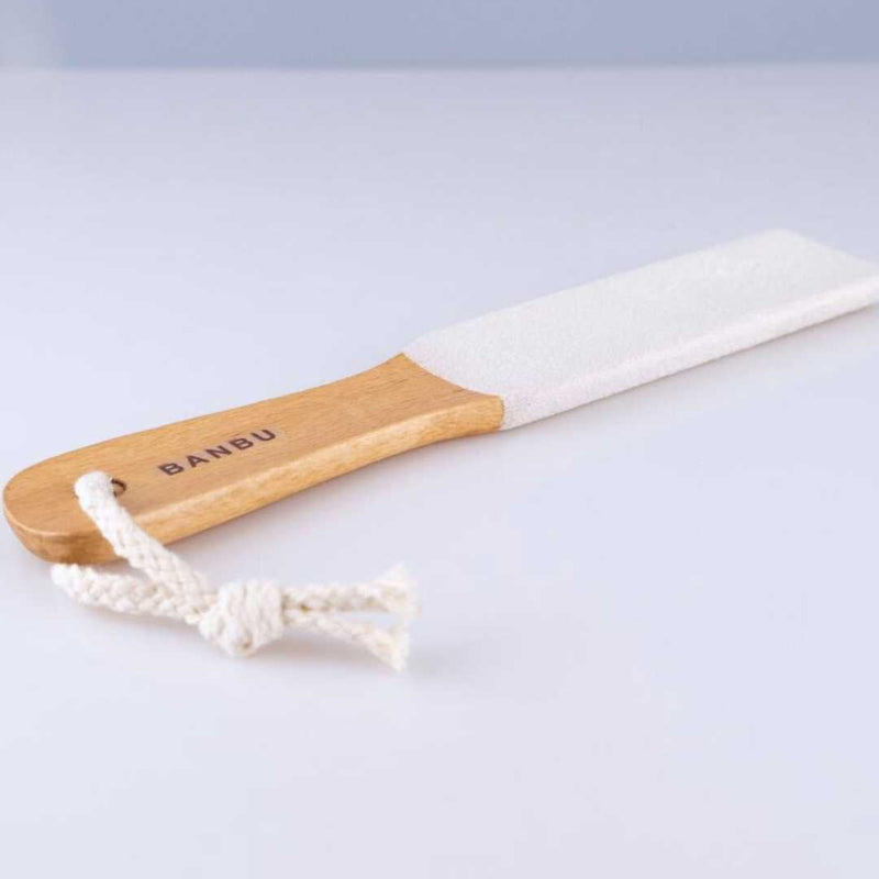 Raspador exfoliante de pies de madera para cuidado en casa