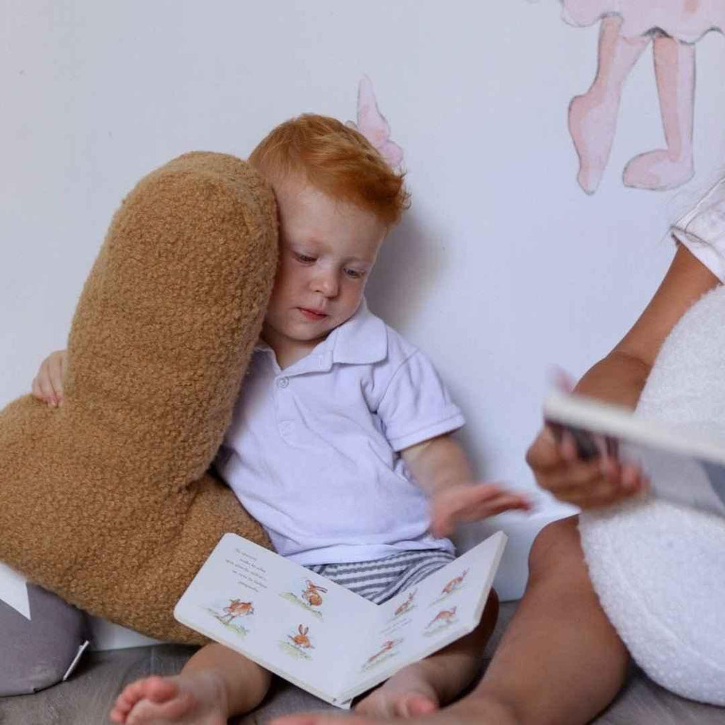 Cojín de letras iniciales en bouclé | Para niños y aprendizaje