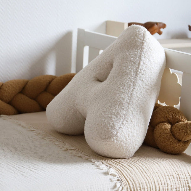 COJÍN LETRA - INICIAL en BoucléHome & Garden > Decor > Throw Pillows