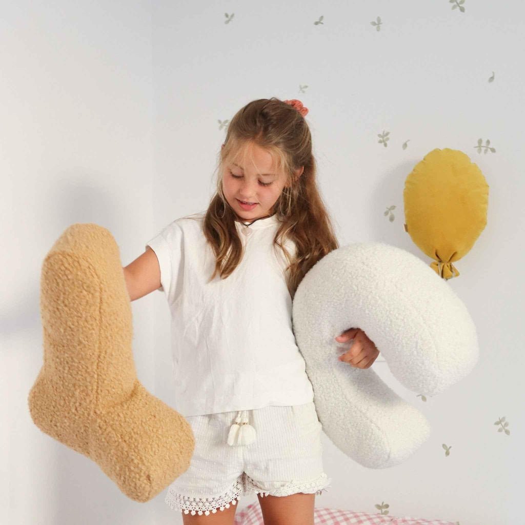Cojín de letras iniciales en bouclé | Para niños y aprendizaje