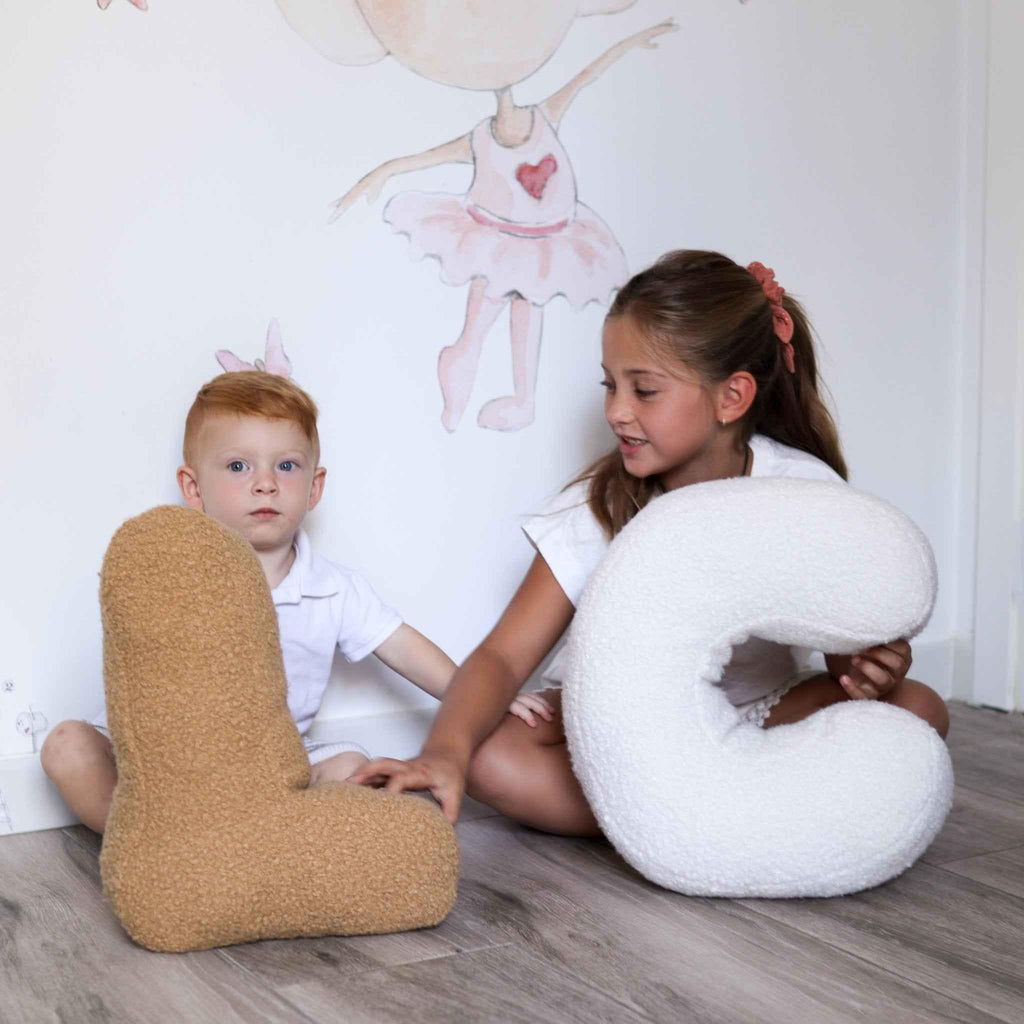 Cojín de letras iniciales en bouclé | Para niños y aprendizaje