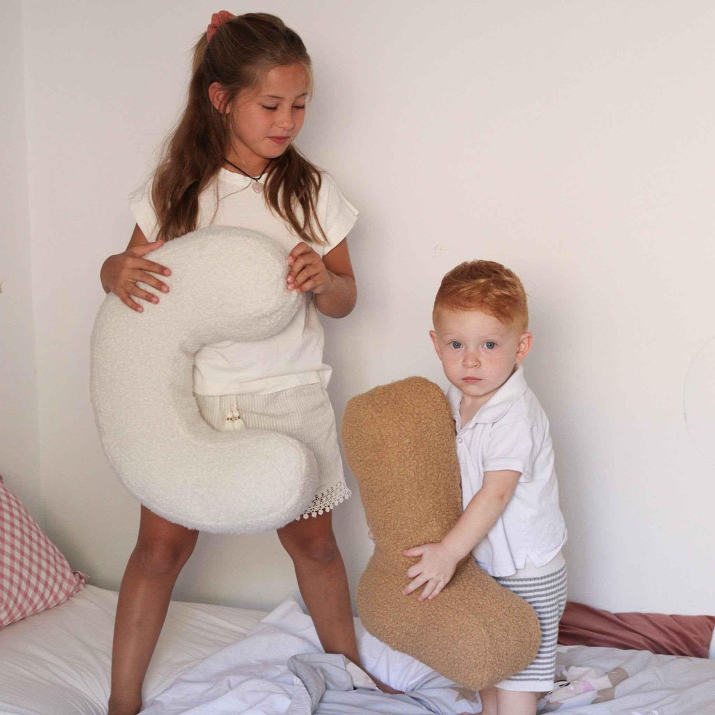 Cojín de letras iniciales en bouclé | Para niños y aprendizaje