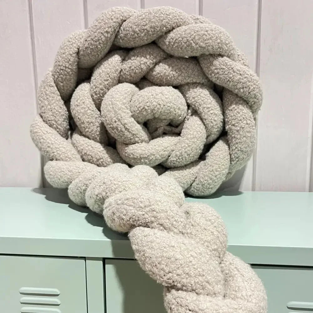 Trenza protector de cuna 200cm en boucle | Suave y segura